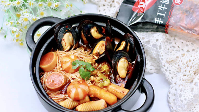 青口什锦火锅,做法简单又营养丰富，可以搭配自己喜欢的任意食材。