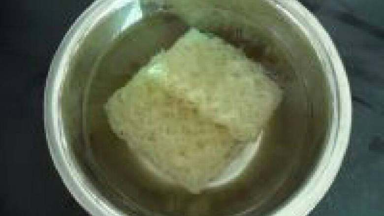 三丝炒米粉,米粉用清水泡软。