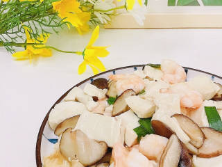虾仁豆腐煲,装盘食用