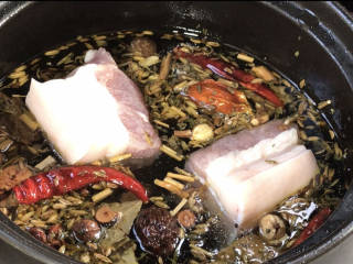 猪肉烧板栗,砂锅中放入适量清水、加入卤料、猪肉煮20分钟