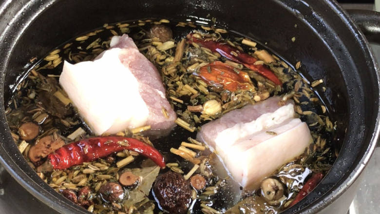 猪肉烧板栗,砂锅中放入适量清水、加入卤料、猪肉煮20分钟