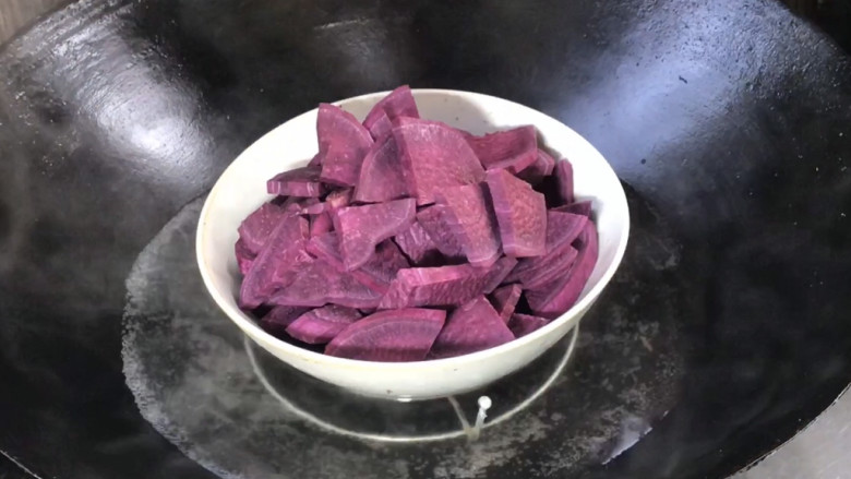 紫薯桂花汤圆,紫薯去皮，洗净后切成小块，放入开水锅中蒸熟