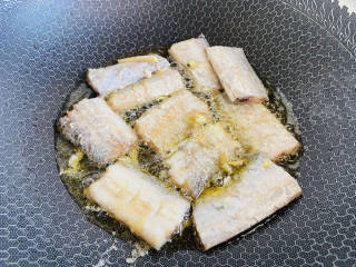 糖醋带鱼,锅中加入食用油加热至七成热，放入带鱼小火炸至两面金黄色