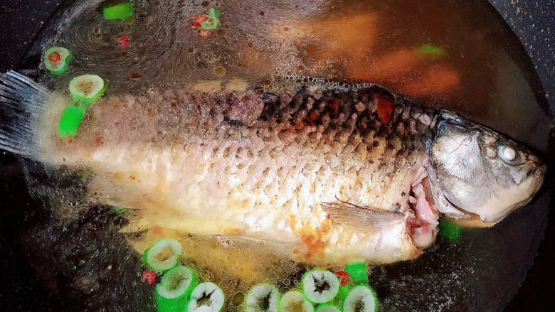鲫鱼豆腐菇菌汤,倒入适量水，煮开锅慢炖10分钟。