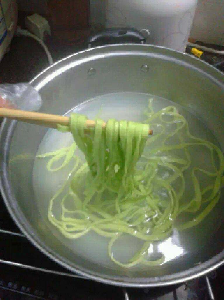 葱油拌菠菜面,一边煮一边用筷子搅开