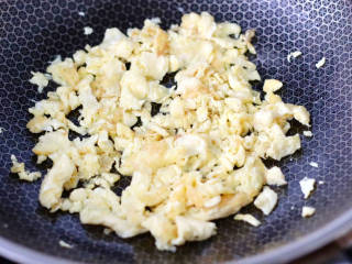 火腿磷蝦韭菜盒子,起油鍋炒熟打散的雞蛋。