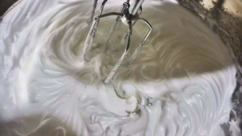 裸蛋糕 Naked Cake,取200g淡奶油和20g白砂糖混合，用打蛋器均匀打发（如不够可再添加，比例大概是糖量是奶油量的10%）打发效果类似前面提到的蛋白霜打发后的效果