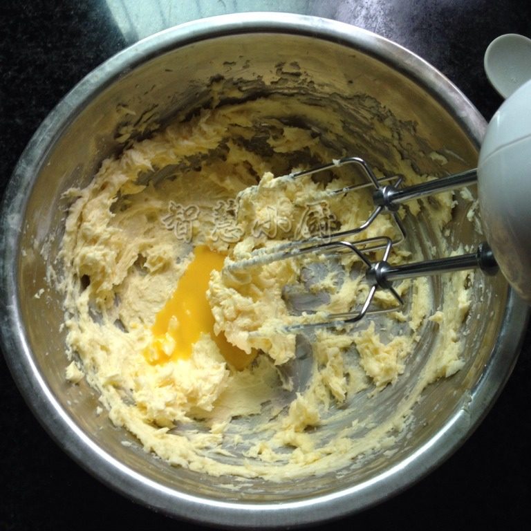 卡通饼干,将蛋液分3次加入打发黄油中，每次搅拌均匀后再加入。