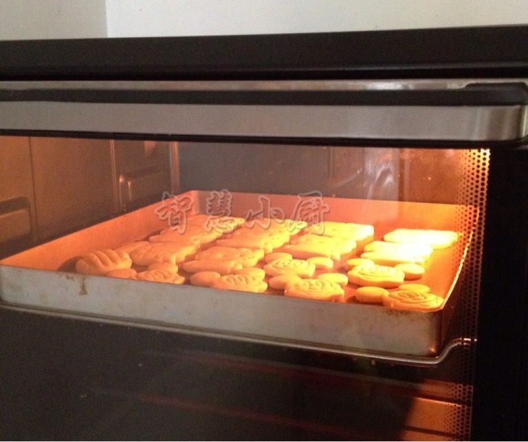卡通饼干,烤箱预热，放中层，上下火170度，烤12～15分钟