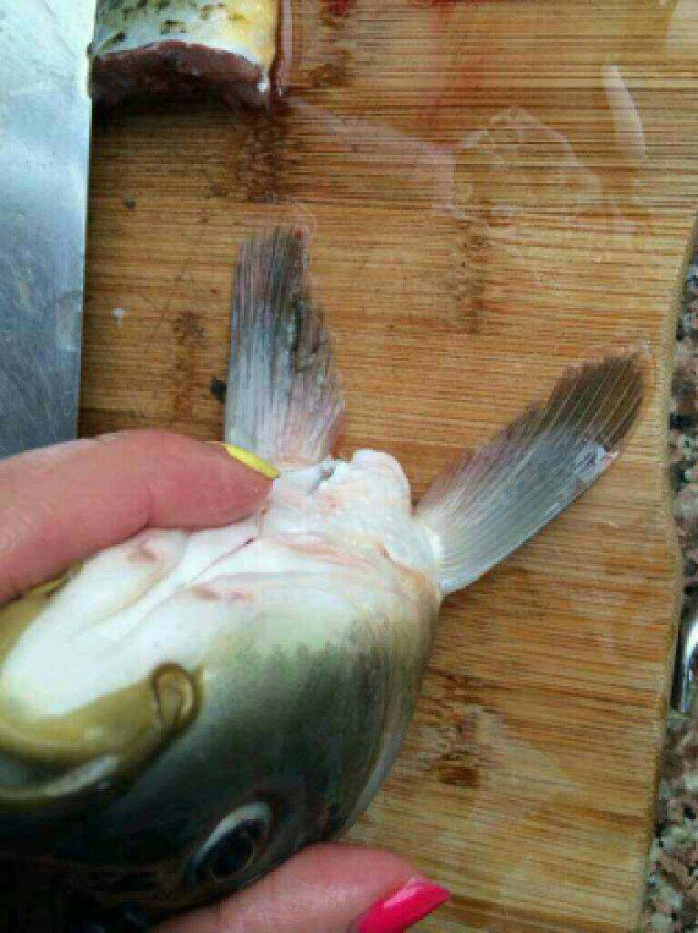 松鼠鱼(刀攻菜),把鱼头切下来。