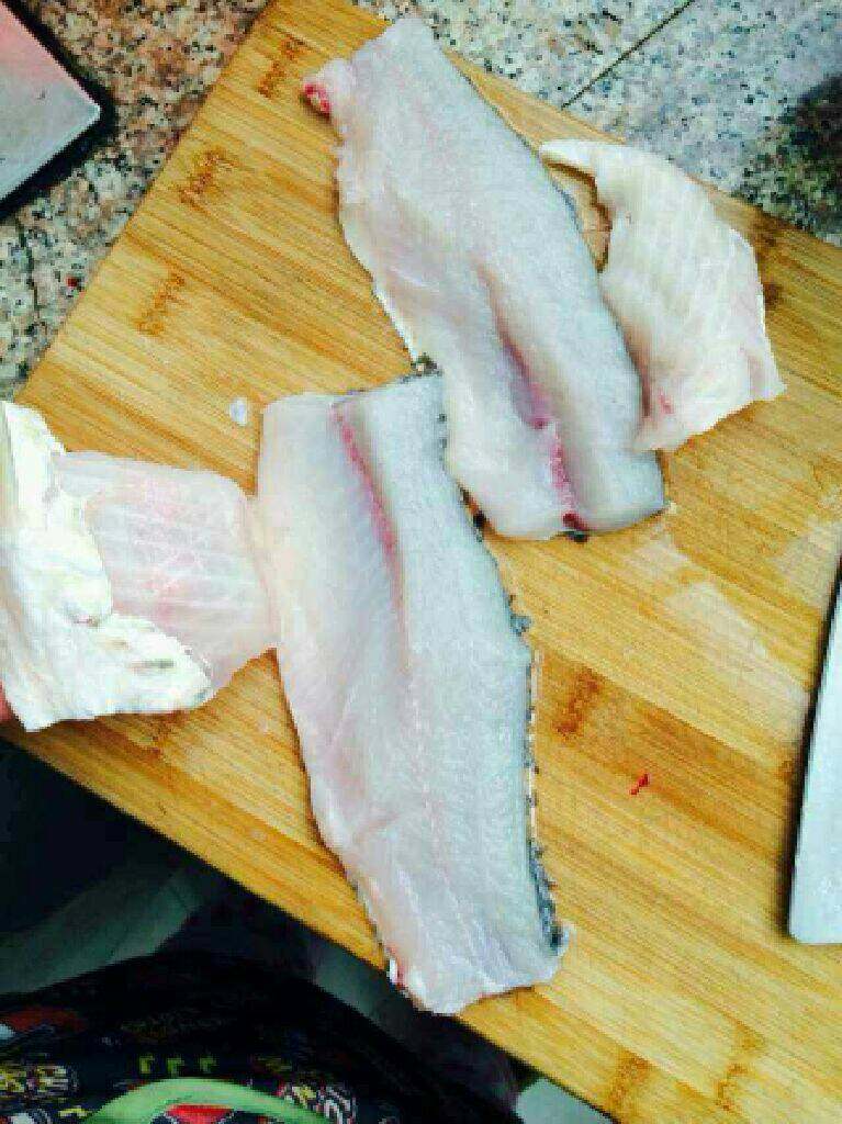 松鼠鱼(刀攻菜),把鱼骨切出来。