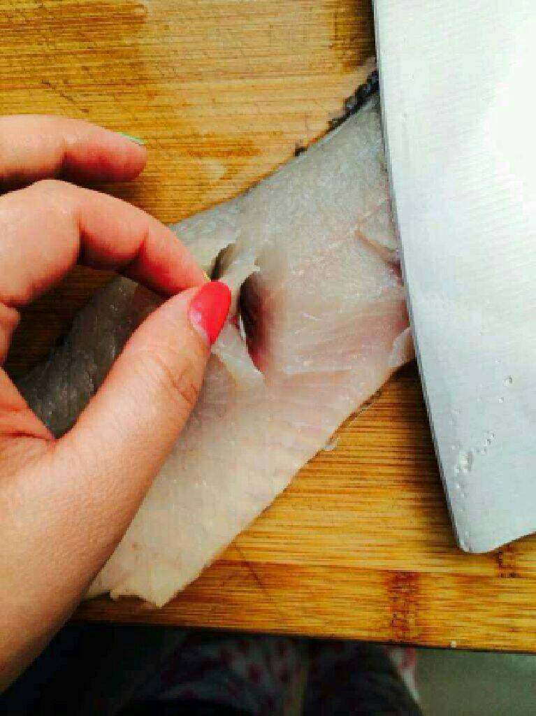 松鼠鱼(刀攻菜),在把鱼肉切出口子。