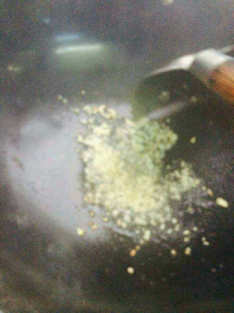 松鼠鱼(刀攻菜),锅里放适量油把蒜末放进去爆香。