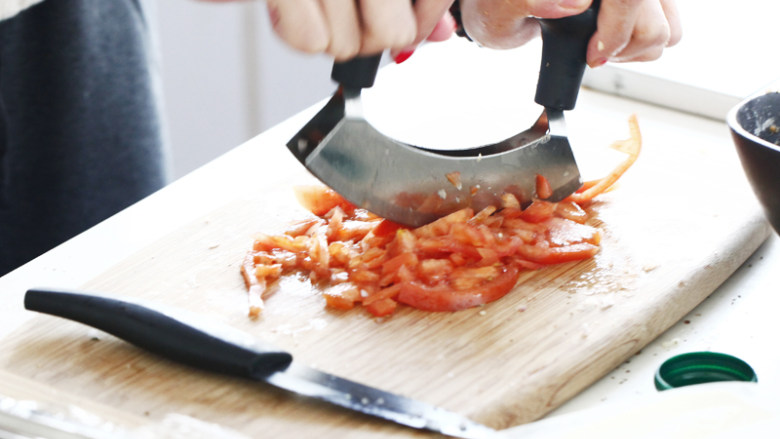 芝士焗牛肉球,在煎的时候可以将番茄剁碎（最好是提前准备）