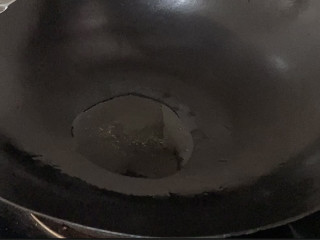 樱桃虾仁,锅中倒入适量油烧热