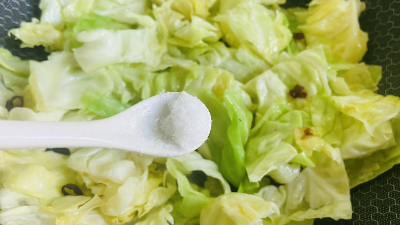 干煸圆白菜,根据个人口味加入适量盐