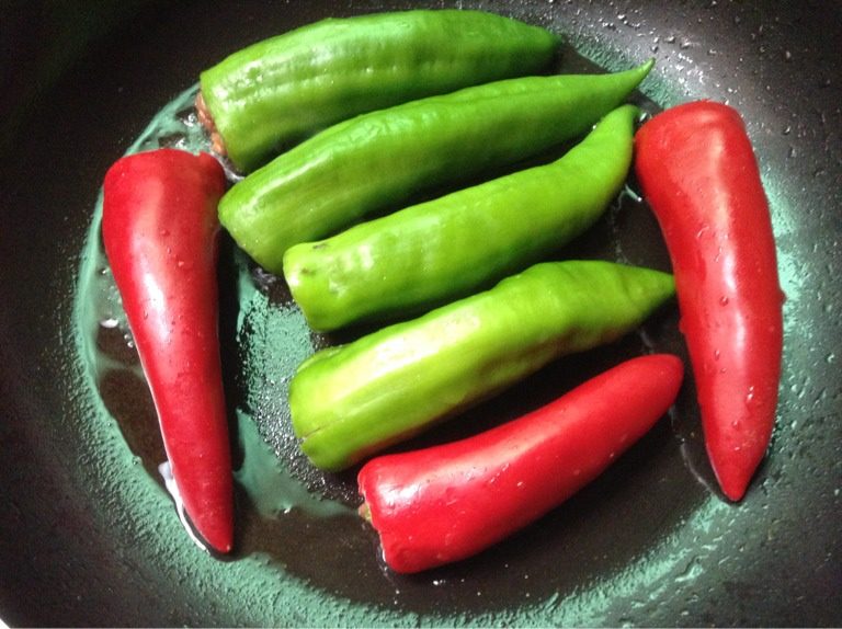 酿辣椒,如图锅里放油，放入辣椒中火煎
