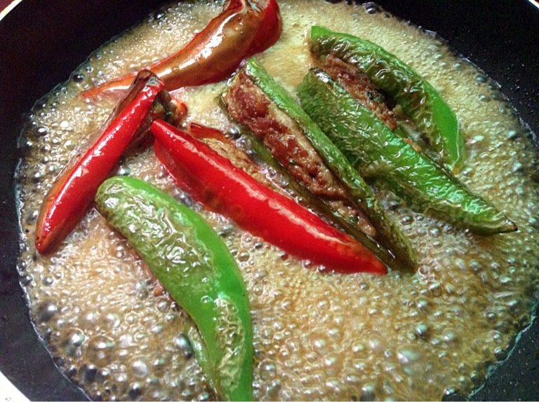 酿辣椒,如图用耗油调半碗酱汁，放入锅里煮开3分钟