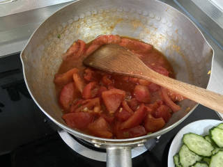 番茄黄瓜炒蛋,中小火炖煮1分钟，让番茄味道充分释放