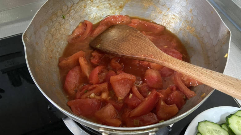 番茄黄瓜炒蛋,中小火炖煮1分钟，让番茄味道充分释放