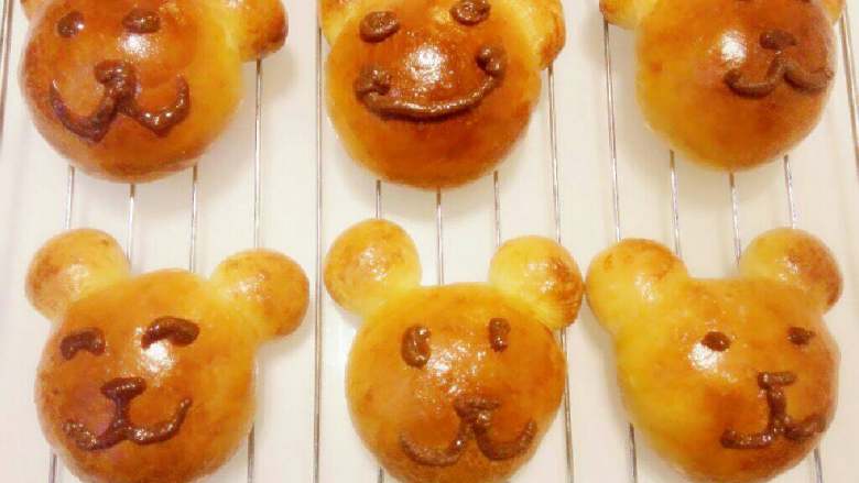 小熊面包,在面包上画出小熊的眼睛鼻子嘴巴即可。