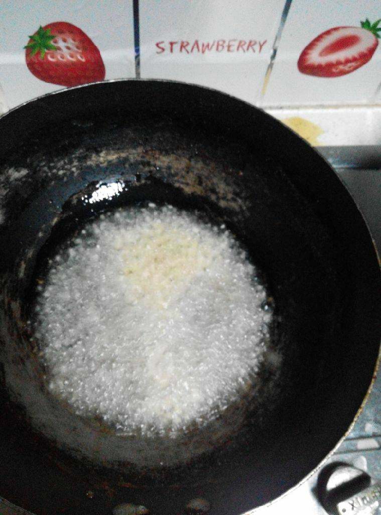 清炒青笋,起锅，热油，下入姜蒜末