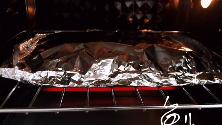 韩式烤五花肉,肉片上面盖上锡纸，放入预热的烤箱，200度烤30分钟