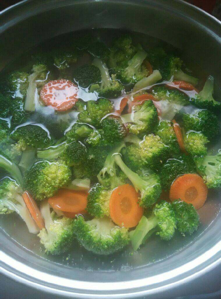 凉拌西兰花,取锅加水烧开，把西兰花和红萝卜放锅里焯一下