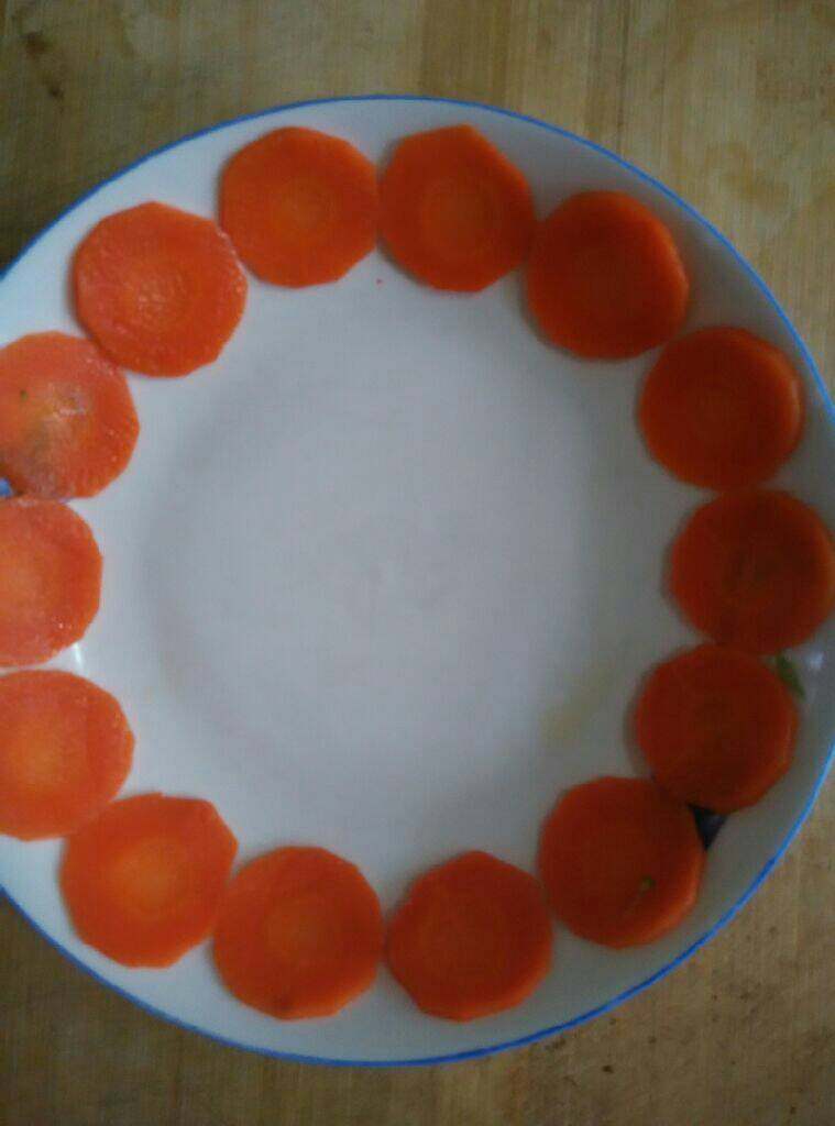 凉拌西兰花,把红萝卜挑出来在盘边摆满一圈