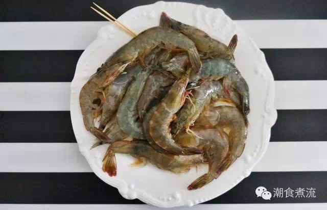 潮汕砂锅粥（By 朱小虫),清洗好海鲜待用。因为虾头和虾壳可以提升虾味，所以清洗干净放入粥中即可。