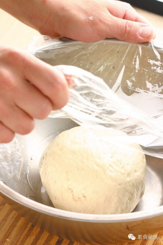 素食披萨,取出作法5发酵好的面团分割為适当大小后滚圆放入容器中再盖上保鲜膜再度发酵约10分钟后。
