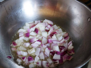香菇卤肉饭,油热后放入洋葱丁中小火慢慢熬煮葱油。