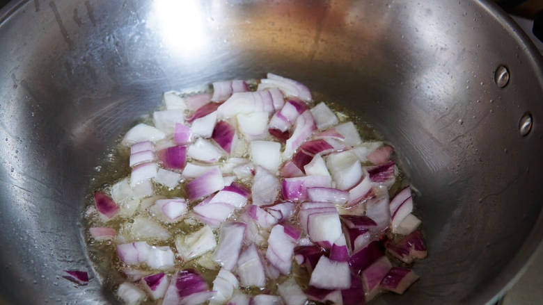 香菇卤肉饭,油热后放入洋葱丁中小火慢慢熬煮葱油。