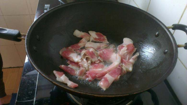 肉片炒黄蘑,炒锅放油烧热，放入肉片炒至变色；