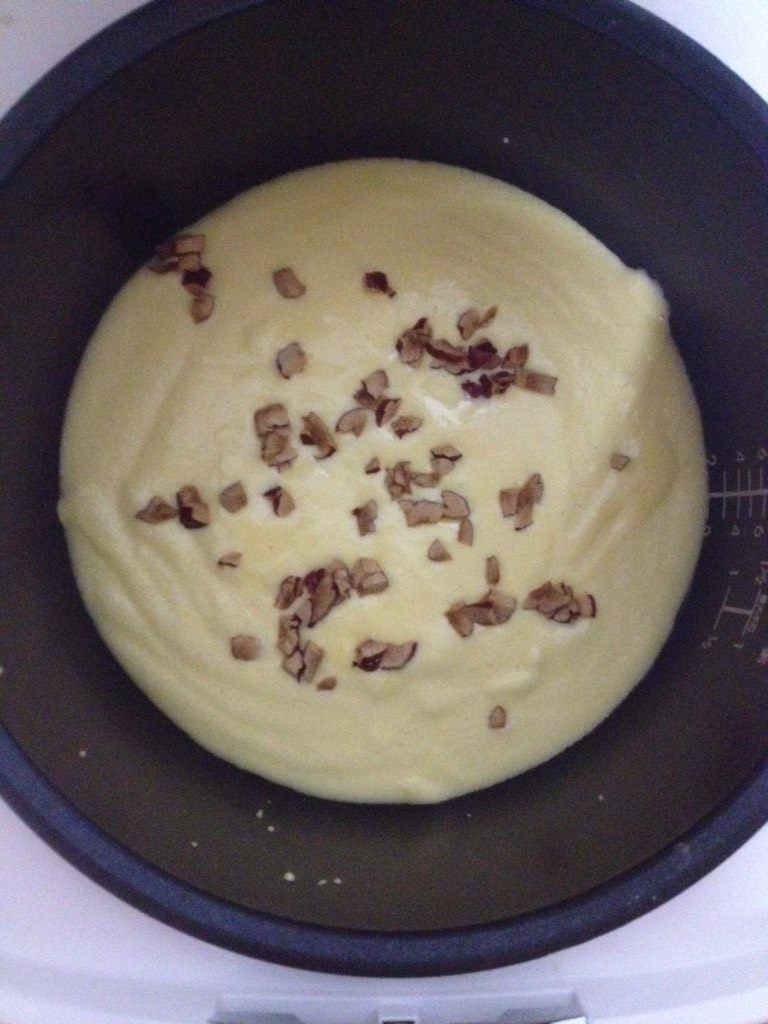 电饭煲蛋糕,电饭煲预热后在锅底涂一层油，倒入面糊，撒上少许红枣，按煮饭键（快煮）即可。
