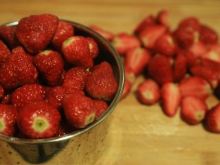 自制草莓果酱,将草莓摘去绿叶洗净泥沙，过净水待用