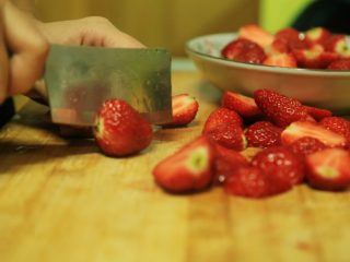 自制草莓果酱,将整颗草莓切半，若是大草莓，则可以切成4块（均匀大小）