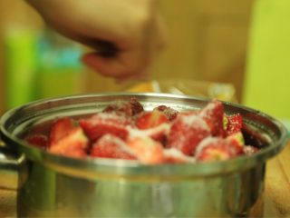 自制草莓果酱,平底汤锅里，铺上一层草莓，撒一层细砂糖，重复此步骤，直到铺满汤锅
