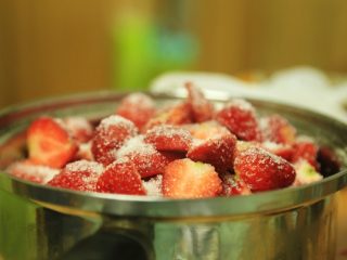 自制草莓果酱,静置约1-2小时，待草莓腌制出汁液