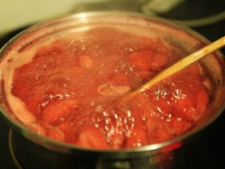 自制草莓果酱,中小火煮，一边煮一边搅拌，滴入新鲜柠檬汁，待汁液黏稠，收汁后即可。