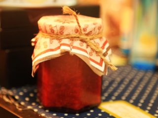 自制草莓果酱,装瓶，敞开盖子，等冷却后即可。未食用前可以常温保存约2-3周，开食后放入冰箱保存。