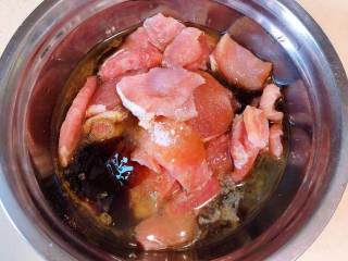 醋肉,放入盐、白糖、蚝油、酱油、料酒、胡椒粉、鲜鸡汁、蛋清。