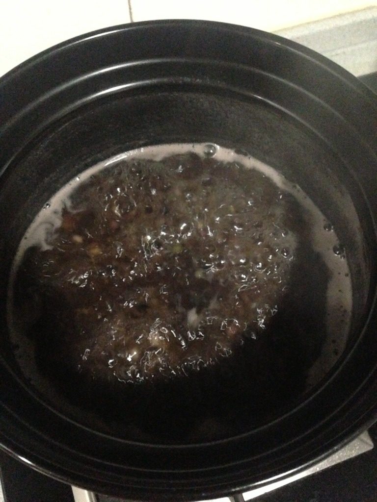 红豆八宝粥,把所有米放入锅中，小火慢煮两个小时，如图