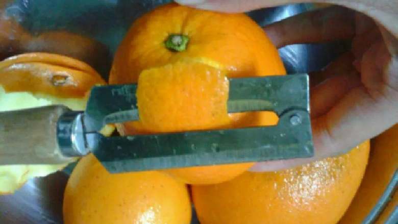 香橙果酱,用刀刮下皮