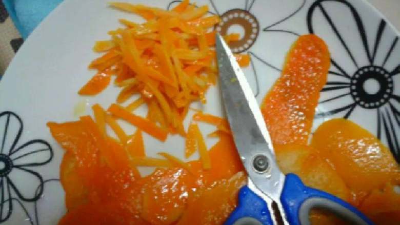 香橙果酱,用厨房剪刀煎丝