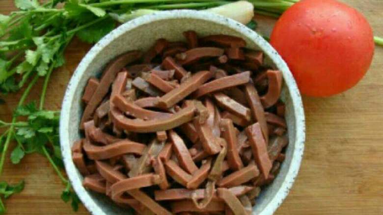 番茄羊血汤,将食材如图备好！