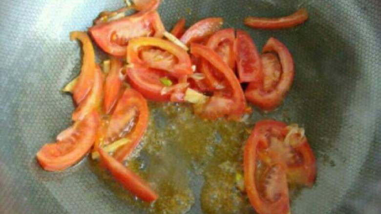 番茄羊血汤,炒锅放油烧热，放葱 姜蒜片炒香，倒入西红柿炒软。