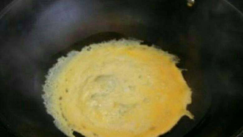 蛋皮荠菜馄钝,取一鸡蛋打匀，放锅中摊成蛋皮打散。