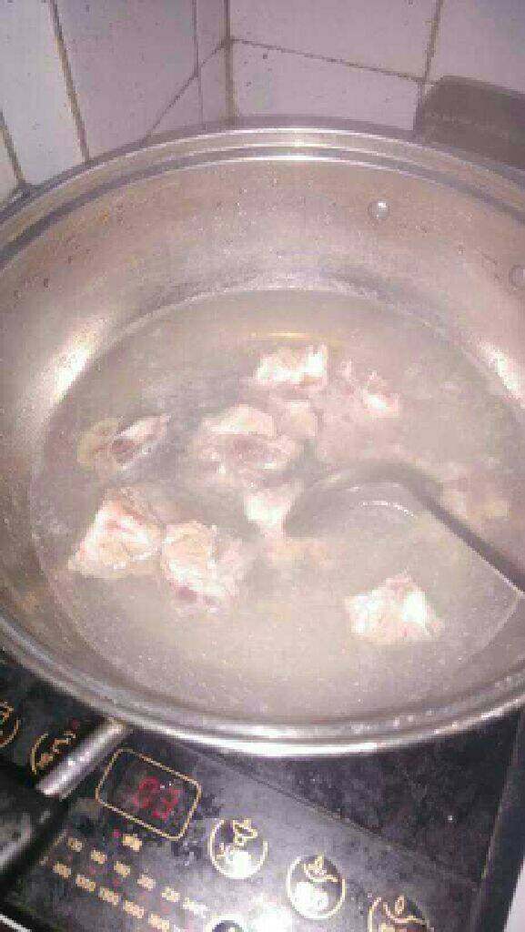 胡萝卜玉米骨头汤,猪骨头放锅里煮熟捞起冲干净
