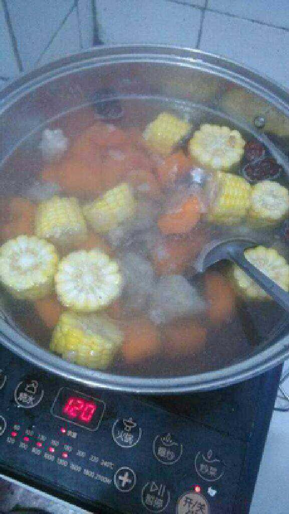 胡萝卜玉米骨头汤,放入所有材料一起煮